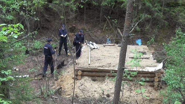 Росіянин набрав кредити у банку, щоб побудувати землянку Росіянин набрав кредити у банку, щоб побудувати землянку