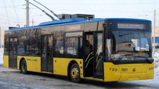 У Харкові обстріляли тролейбус У Харкові обстріляли тролейбус