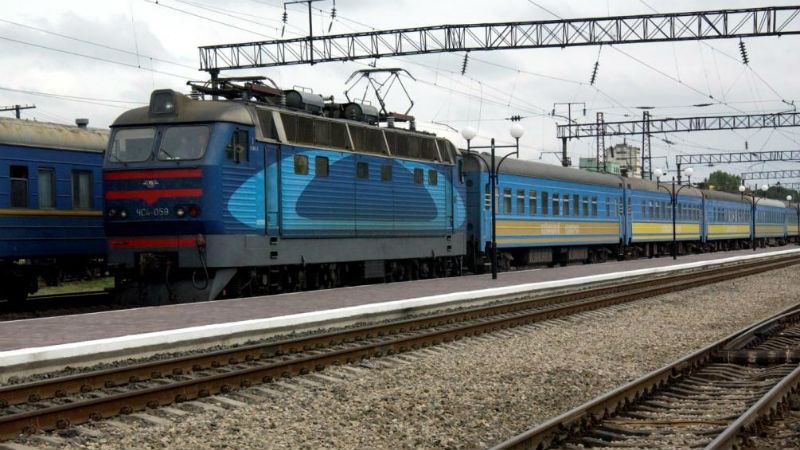 Шокуючий випадок. Потяг вбив 2-річну дитину, що гралась на колії Шокуючий випадок. Потяг вбив 2-річну дитину, що гралась на колії