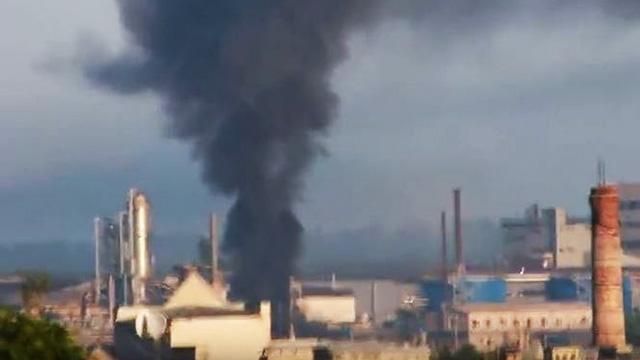 В окупованому Докучаєвську горить комбінат: з’явилося відео