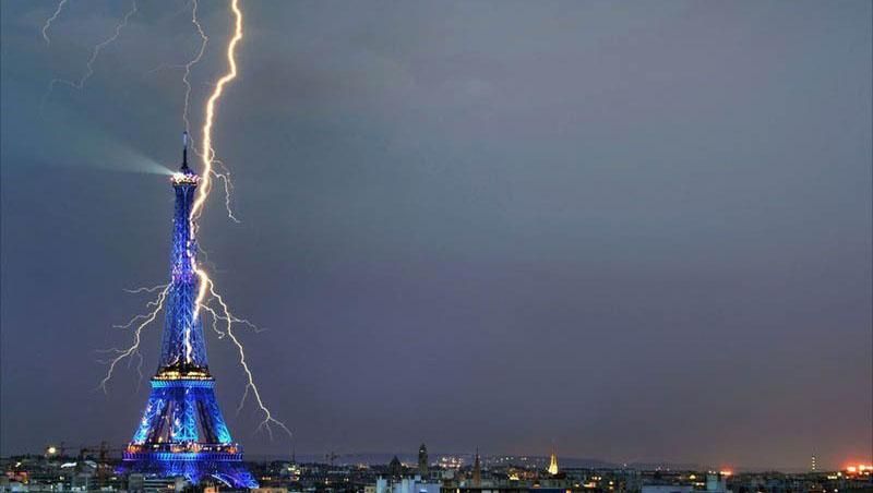 Восемь детей пострадали от удара молнии в Париже