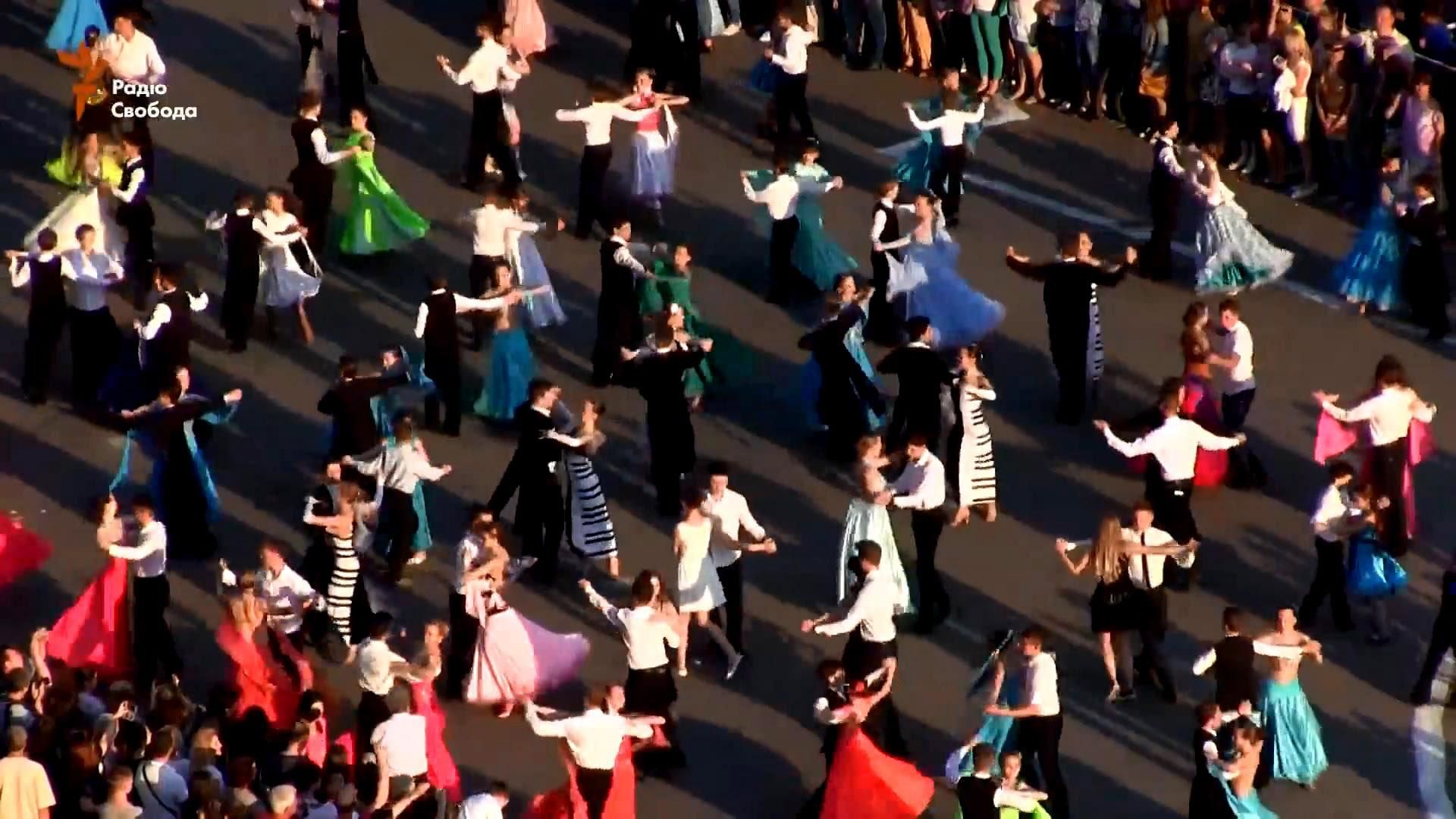 В Харькове устроили массовый танцевальный флешмоб