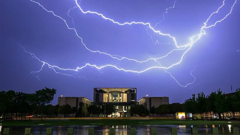 Молния атакует Европу: один погибший, полсотни пострадавших Молния атакует Европу: один погибший, полсотни пострадавших