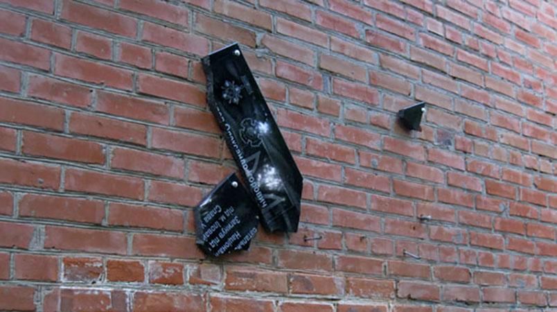 В Полтаве массово уничтожили мемориальные доски участникам АТО В Полтаве массово уничтожили мемориальные доски участникам АТО