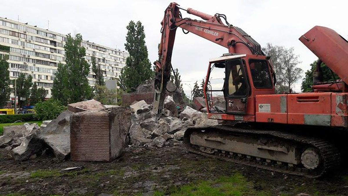 В Киеве окончательно демонтировали памятник чекистам В Киеве окончательно демонтировали памятник чекистам