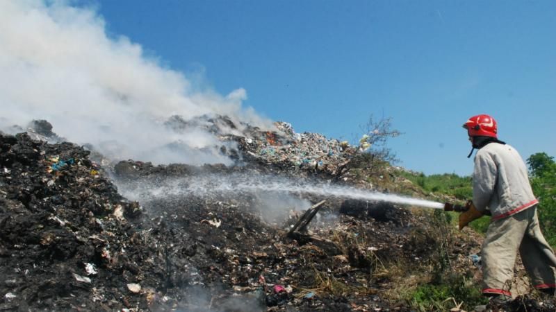 Гігантське сміттєзвалище горить під Львовом: нардеп опублікував видовищне відео
