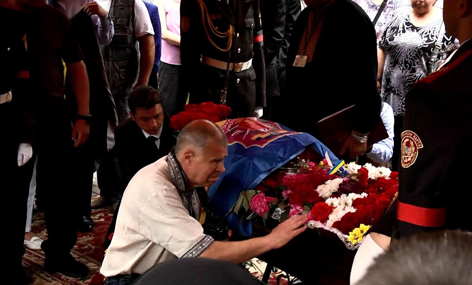 Із загиблим комбатом "Мауглі" сьогодні попрощались у Києві Із загиблим комбатом "Мауглі" сьогодні попрощались у Києві