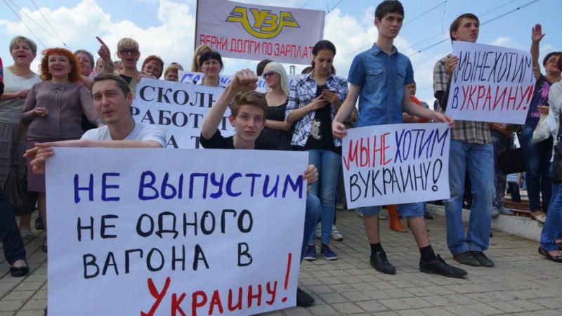 Скандальний мітинг в окупованій Ясинуватій: з’явились промовисті фото та відео Скандальний мітинг в окупованій Ясинуватій: з’явились промовисті фото та відео