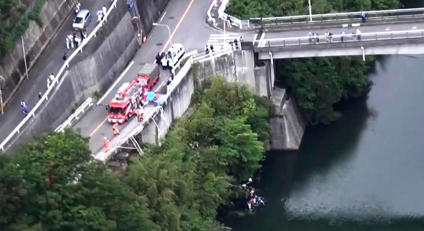 Смертельна аварія в Японії: у водосховище зірвався фургон