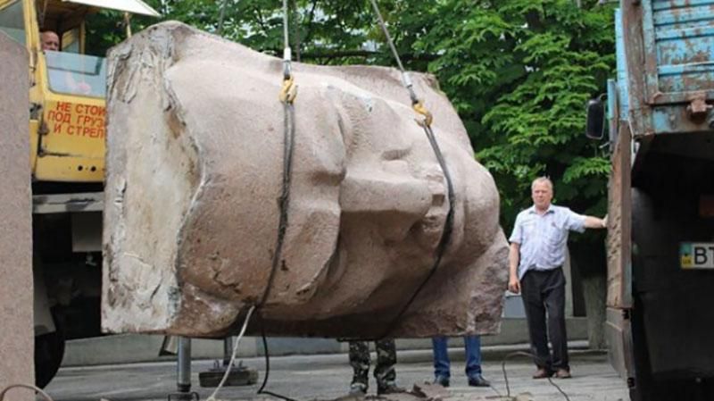 В Херсоне снесли памятник большевику Цюрупе