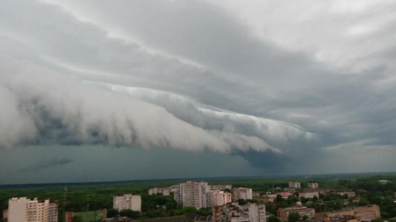 Невероятное зрелище: над Черниговом образовались уникальные облака