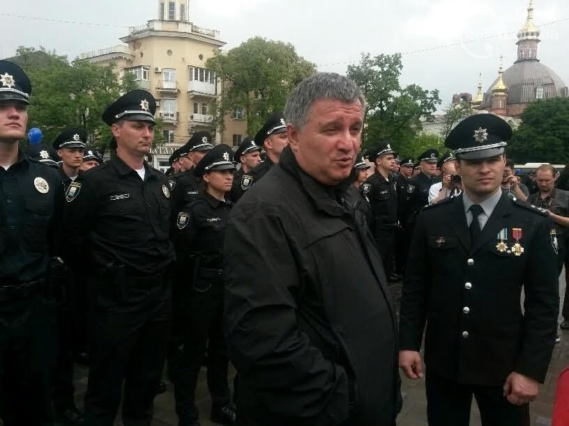 Патрульну поліцію в Маріуполі запустили зі скандалом