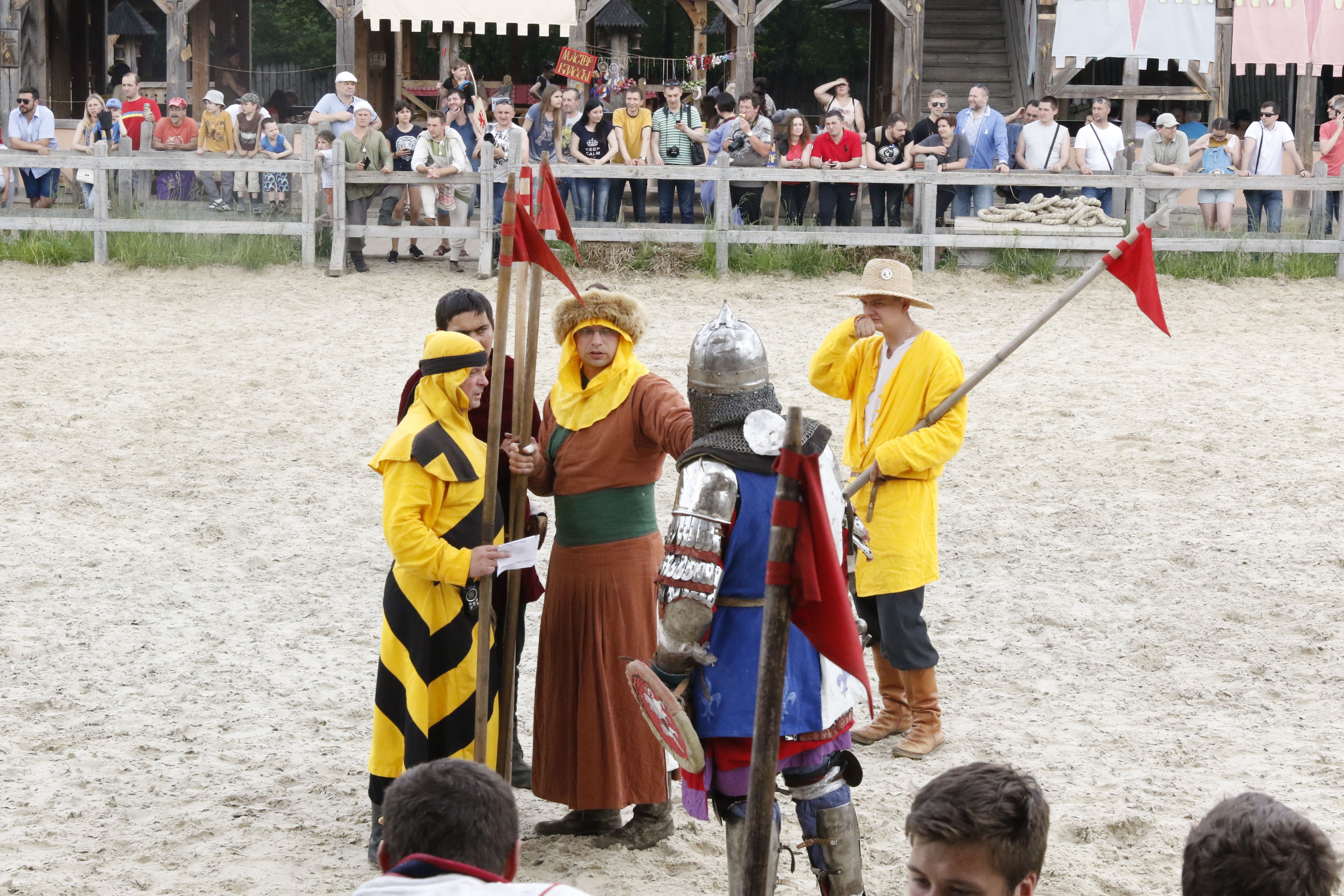 Сучасні чоловіки у лицарських обладунках: як під Києвом пройшов чемпіонат із лицарських боїв
