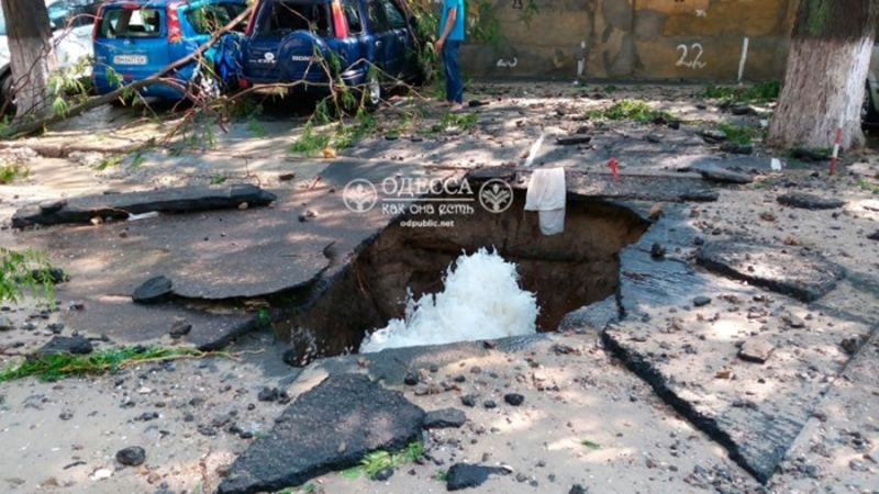 Потужний потік води пробив асфальт в Одесі: вражаючі фото та відео 