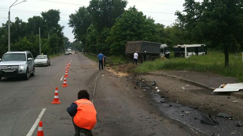 У Кривому Розі вантажівка влетіла в автобус з людьми: багато поранених У Кривому Розі вантажівка влетіла в автобус з людьми: багато поранених