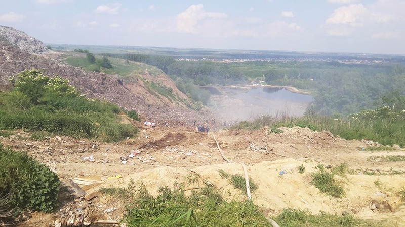 Шансів знайти рятувальників під завалами сміття майже немає, — поліція 