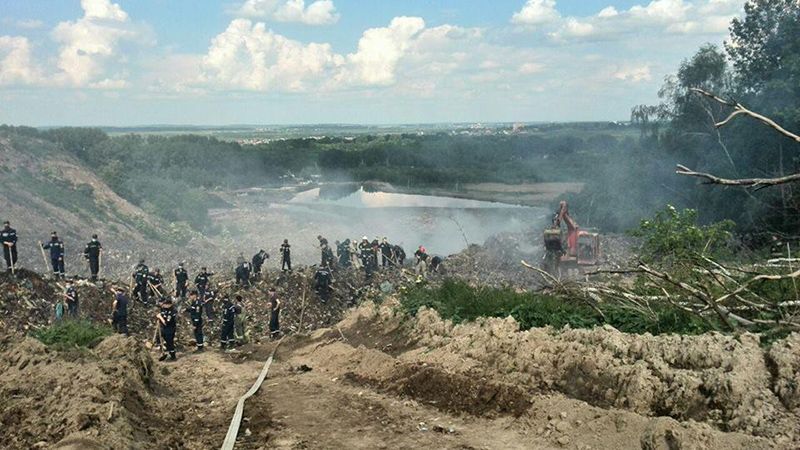 Под завалами мусора под Львовом нашли живого спасателя