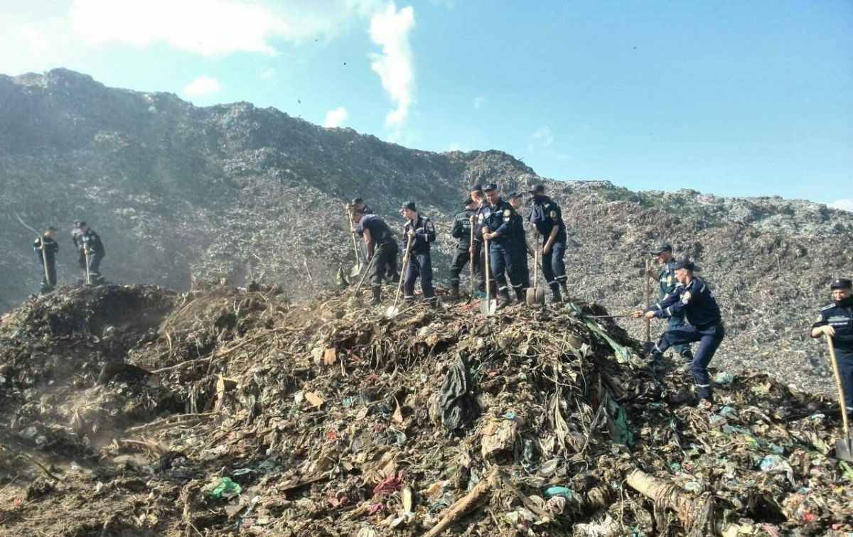 Пошук зниклих рятувальників на сміттєзвалищі призупинений через дощ