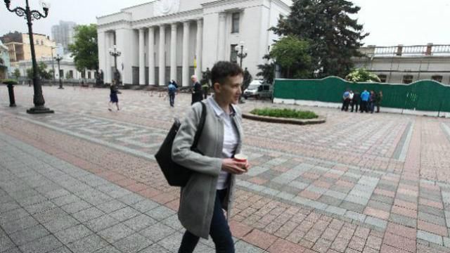 На перший робочий день Савченко приїхала громадським транспортом: була під Радою вже о 7 ранку