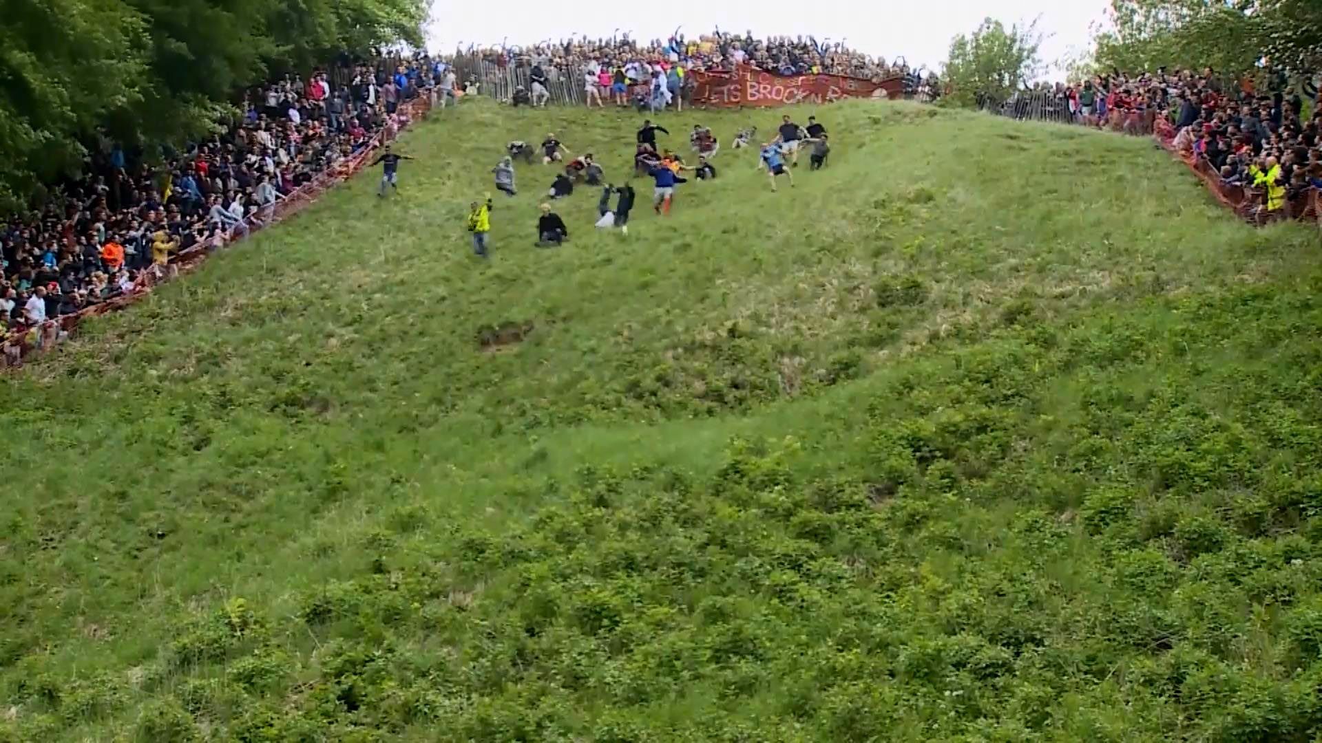 Смельчаки со всего мира приняли участие в безумных гонках в Великобритании
