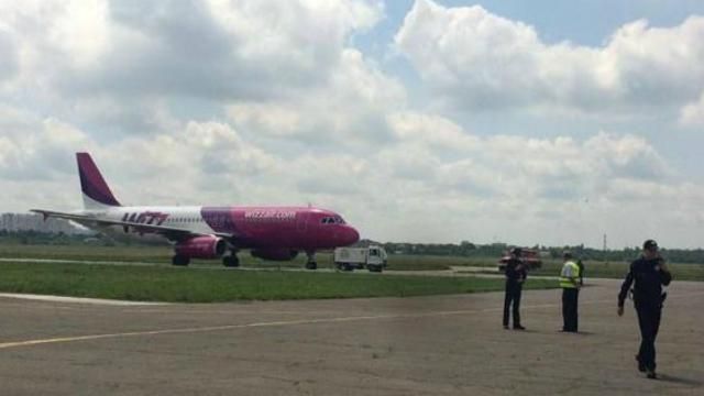 В Жулянах "замінували" літак, СБУ проводить евакуацію: з'явились фото В Жулянах "замінували" літак, СБУ проводить евакуацію: з'явились фото