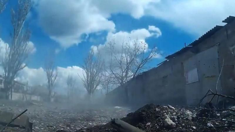 В сети появилось видео реального боя в промзоне Авдеевки В сети появилось видео реального боя в промзоне Авдеевки