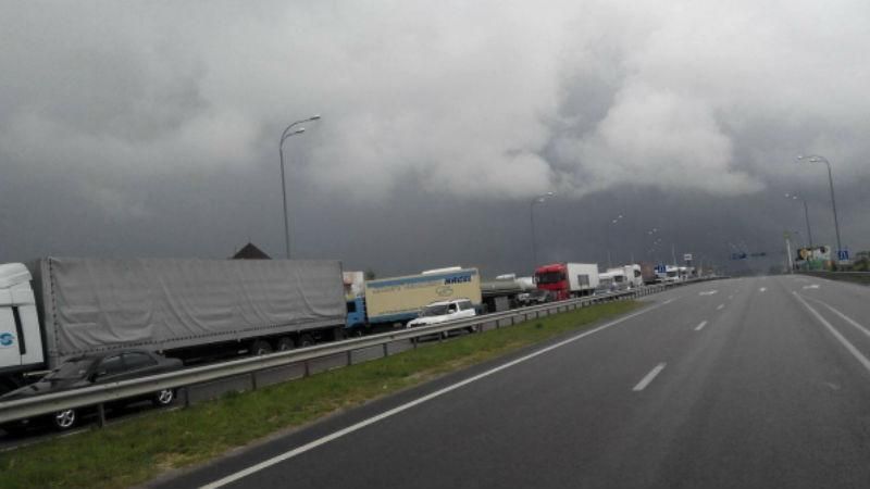 Активісти заблокували міжнародну трасу Київ-Чоп: з'явились фото Активісти заблокували міжнародну трасу Київ-Чоп: з'явились фото