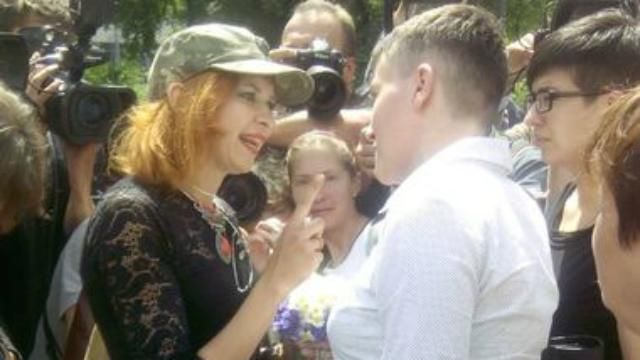 На Савченко під Радою накинулась агресивна жінка: вимахувала ланцюгом і погрожувала