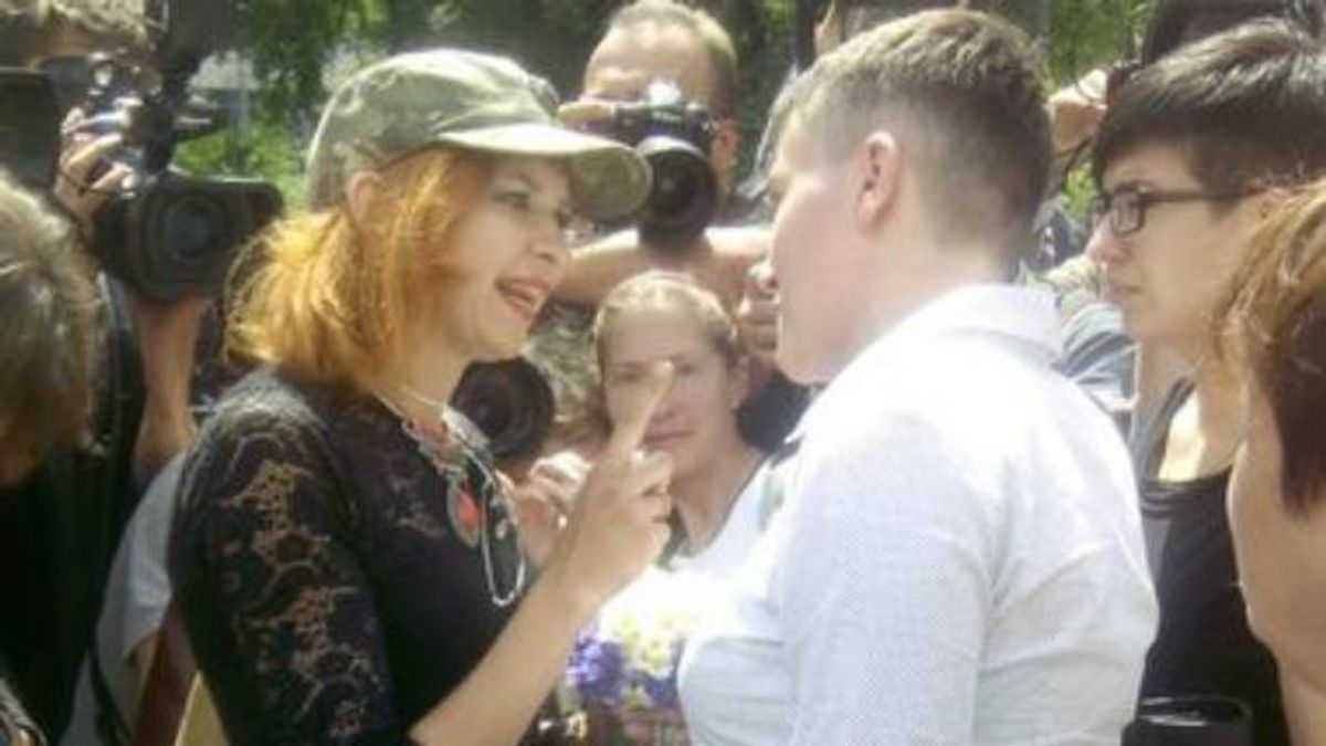 На Савченко под Радой набросилась агрессивная женщина: размахивала цепью и угрожала На Савченко под Радой набросилась агрессивная женщина: размахивала цепью и угрожала