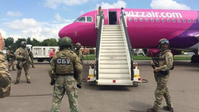 У поліції розповіли нові подробиці про "замінування" літака в Жулянах У поліції розповіли нові подробиці про "замінування" літака в Жулянах