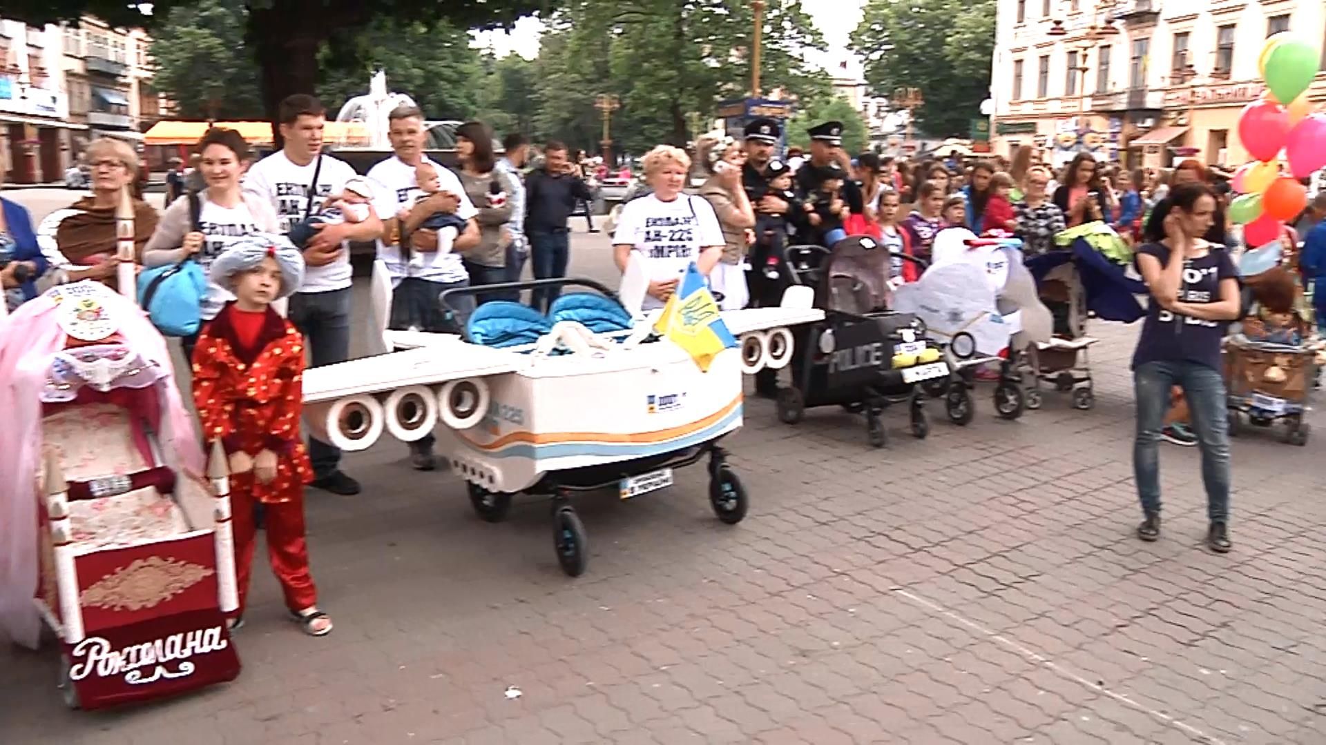 На вулиці Франківська вийшов незвичний дитячий парад На вулиці Франківська вийшов незвичний дитячий парад