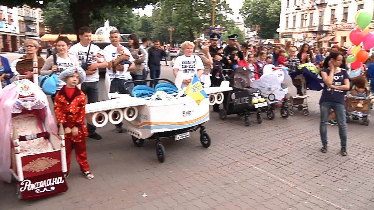 На улице Франковска прошел необычный детский парад