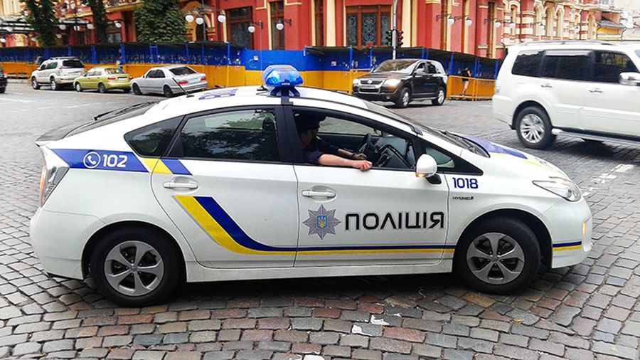 Полиция остановила автомобиль с ребенком в багажнике в Киеве Полиция остановила автомобиль с ребенком в багажнике в Киеве