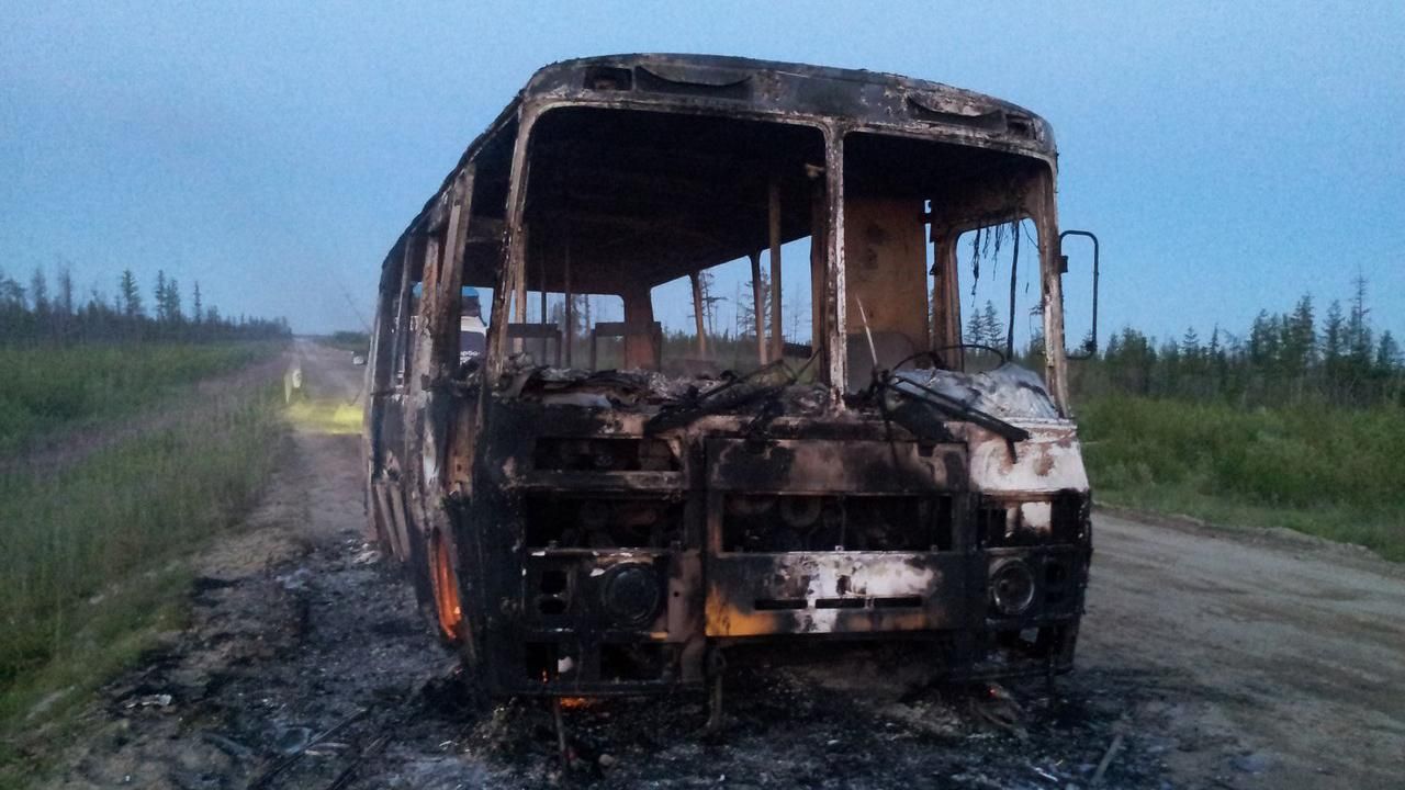 Автобус с 20 пассажирами загорелся на Волыни: впечатляющие фото