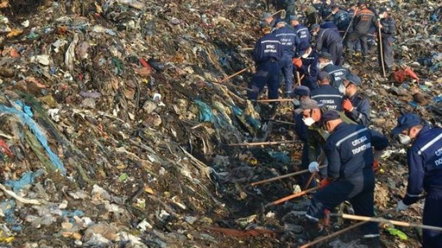 З-під завалів сміття під Львовом витягнули вже третє тіло З-під завалів сміття під Львовом витягнули вже третє тіло