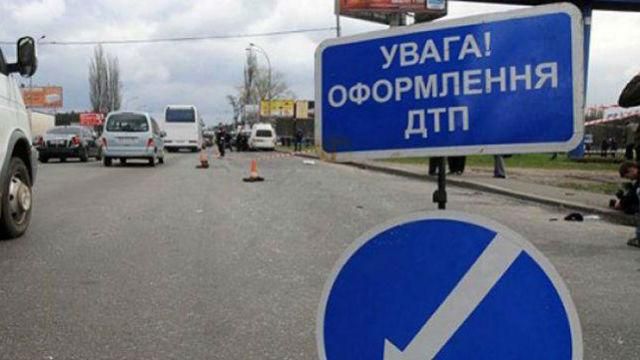 Моторошна аварія під Києвом. Машина влетіла у скотовоз (фото 18+) Моторошна аварія під Києвом. Машина влетіла у скотовоз (фото 18+)