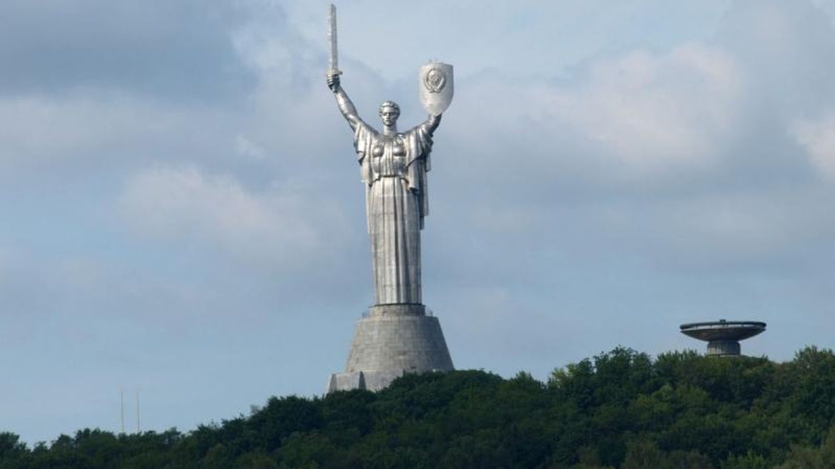 В Киеве определились с судьбой монумента "Родина-мать" В Киеве определились с судьбой монумента "Родина-мать"