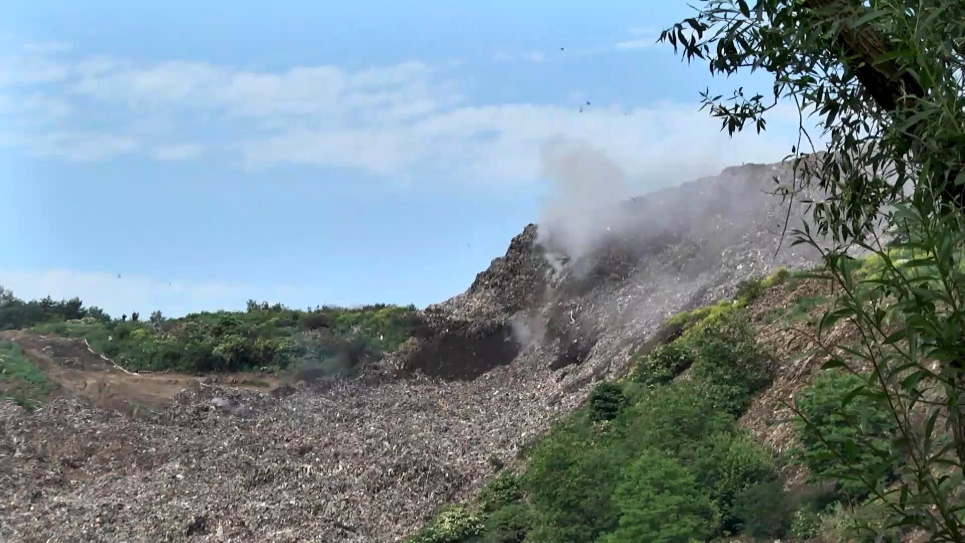 Рятувальники укріплюють дамби сміттєзвалища під Львовом Рятувальники укріплюють дамби сміттєзвалища під Львовом