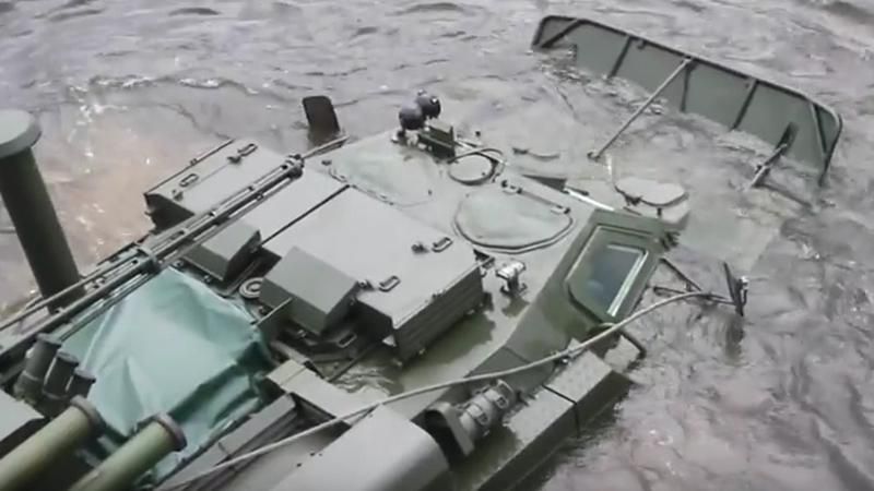 Український БТР випробували на воді: з’явилося захоплююче відео 