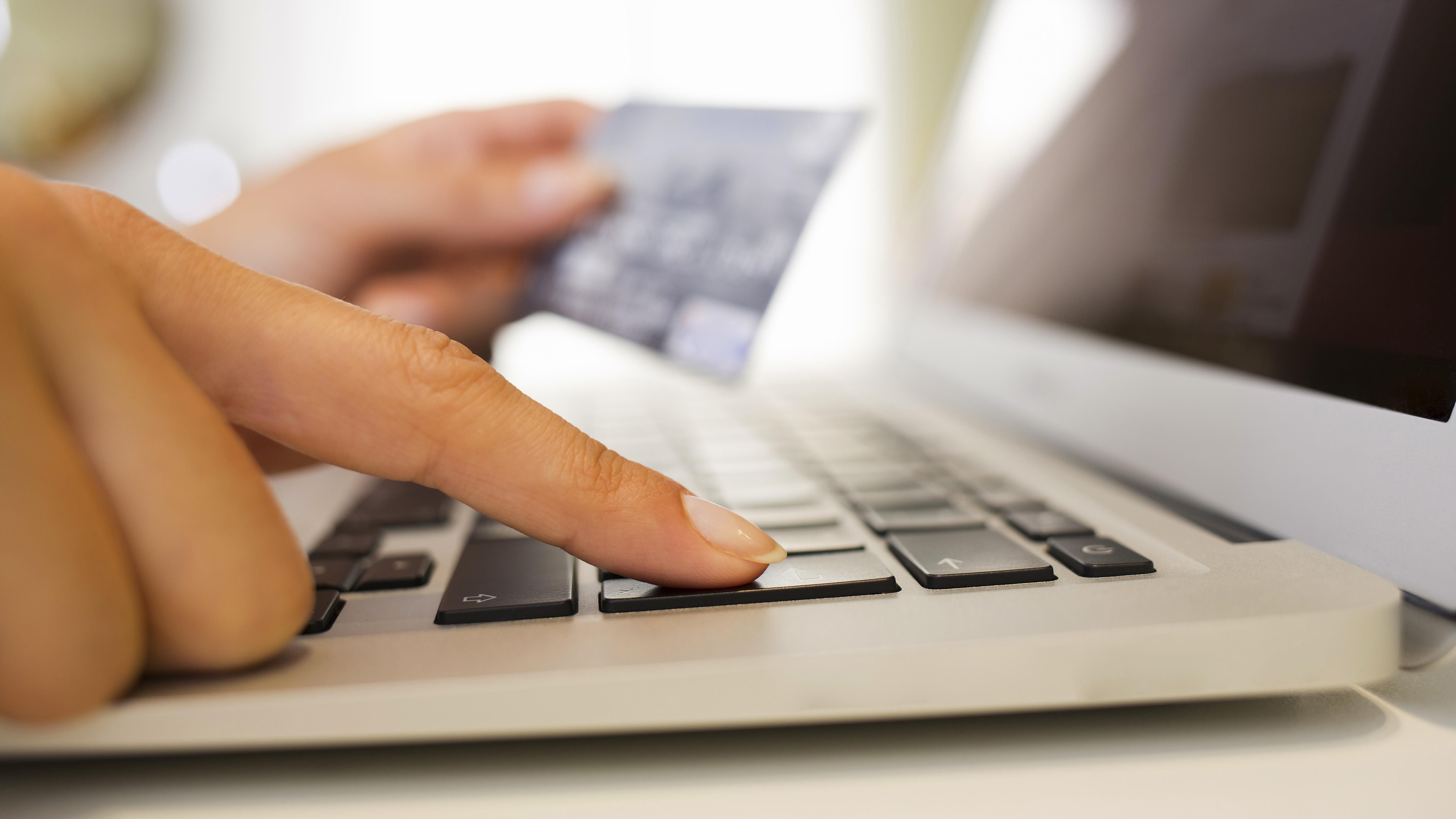 Кіберполіція викрила інтернет-шахрайку, яка продала неіснуючої косметики на кругленьку суму Кіберполіція викрила інтернет-шахрайку, яка продала неіснуючої косметики на кругленьку суму