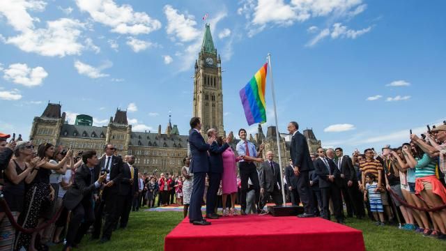 Над парламентом Канады торжественно подняли флаг ЛГБТ