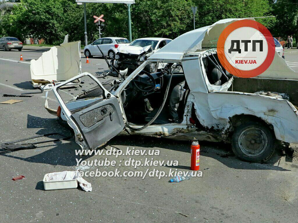 Страшная авария в Киеве — "Таврию" разнесло на куски Страшная авария в Киеве — "Таврию" разнесло на куски