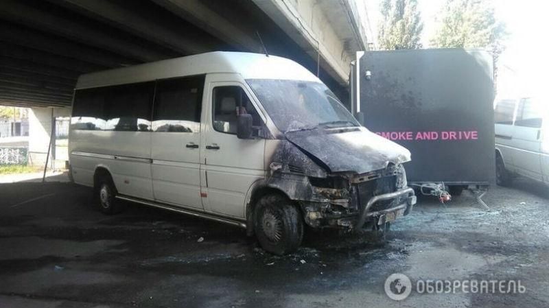 Ночью в Киеве подожгли микроавтобус вместе с водителем