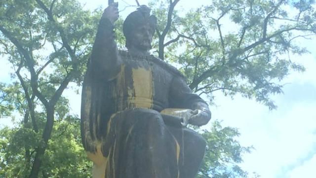 Вандали зухвало познущались з новенького пам'ятника Мазепі у Полтаві