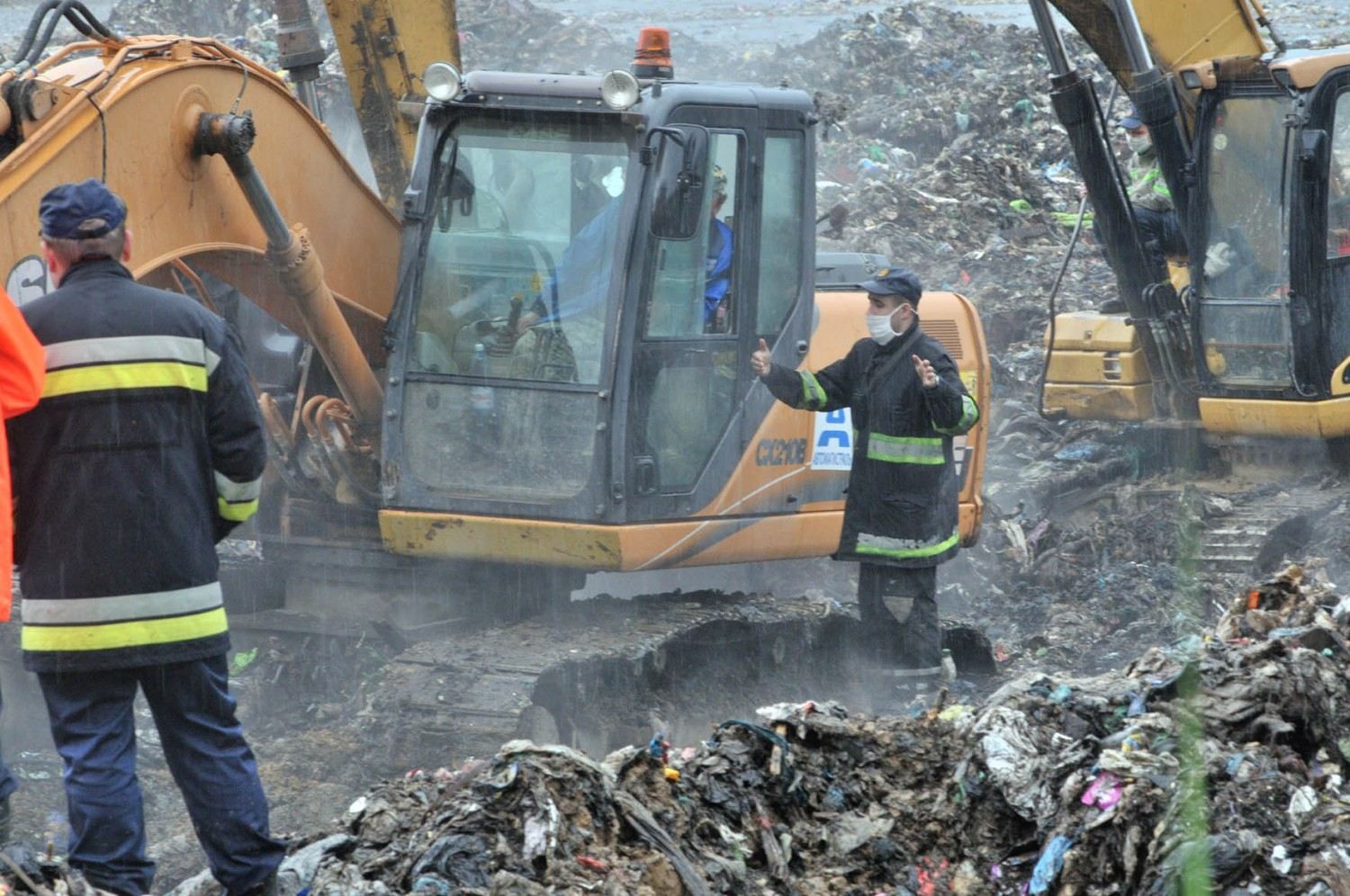 На сміттєзвалищі під Львовом відновили пошукові роботи: є загроза ще одного зсуву