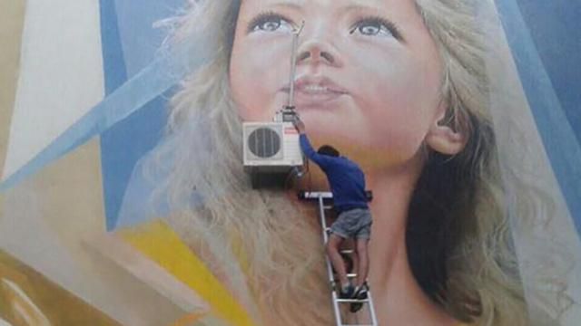 Яркий мурал испортили кондиционером: появилось фото Яркий мурал испортили кондиционером: появилось фото