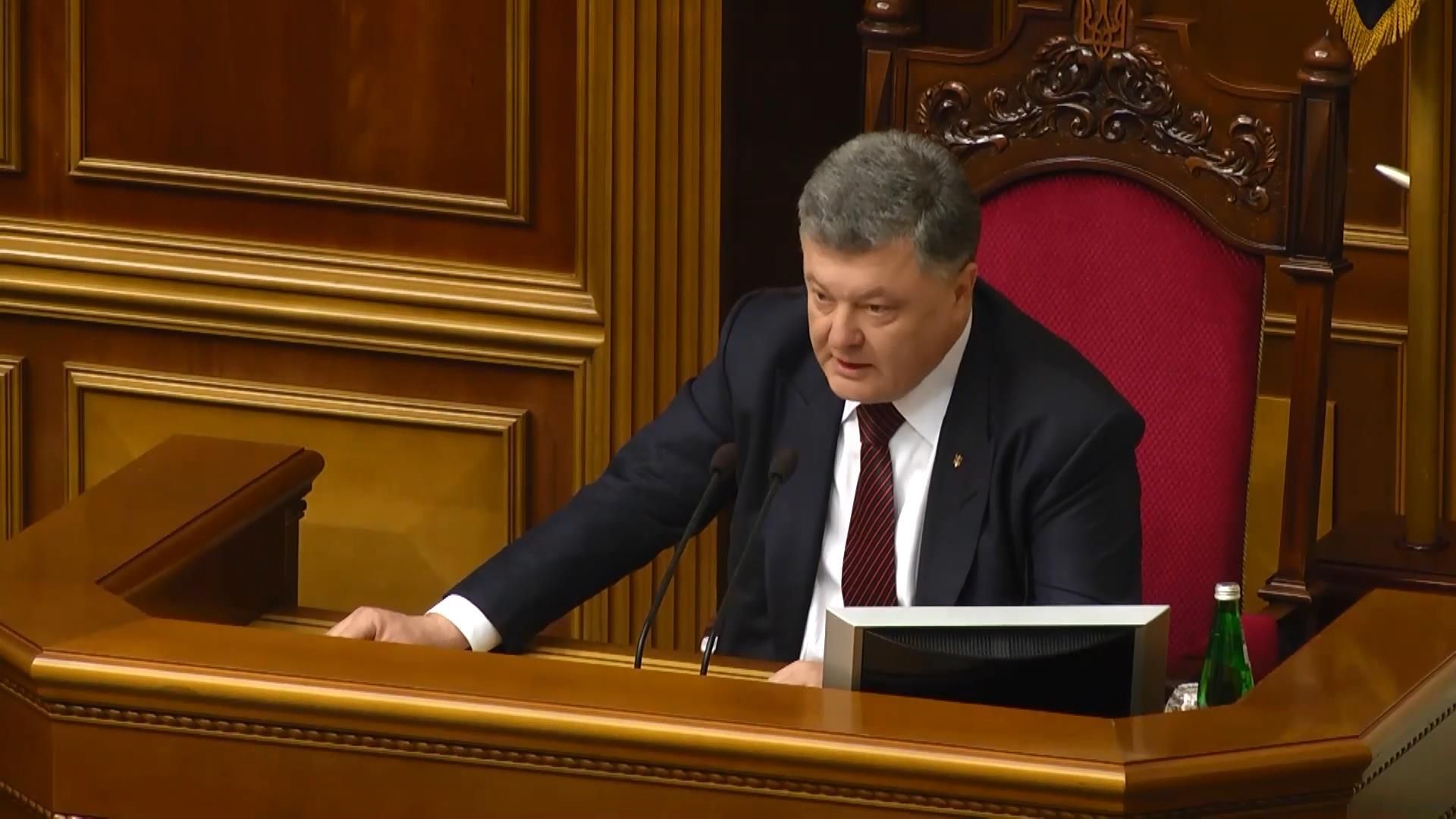 Порошенко назвав зміни до Конституції "богоугодною справою" Порошенко назвав зміни до Конституції "богоугодною справою"