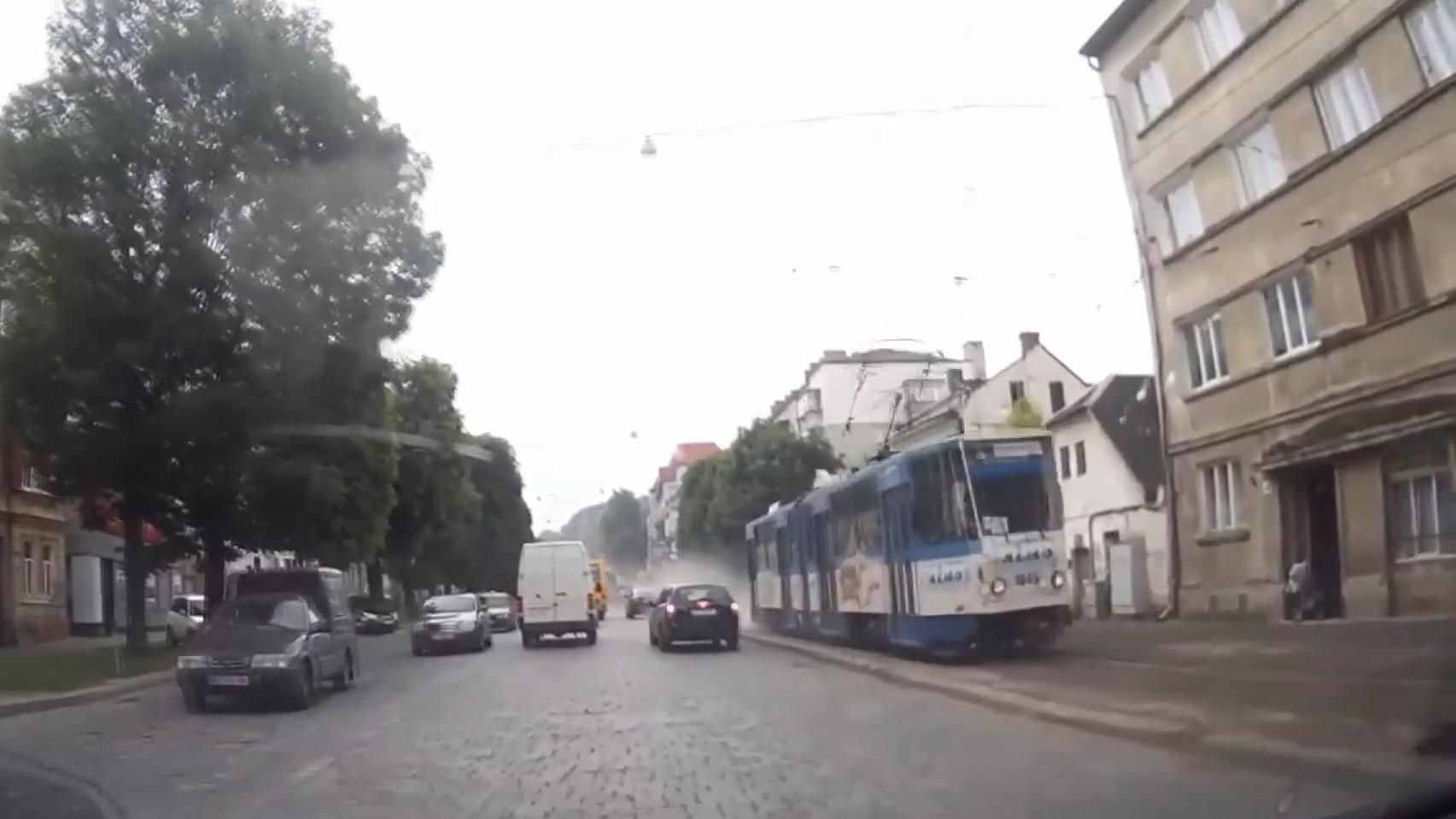 Вулицями Львова на шаленій швидкості мчав неконтрольований трамвай: відео Вулицями Львова на шаленій швидкості мчав неконтрольований трамвай: відео