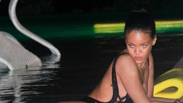 Гаряча Ріанна без макіяжу показала спокусливі форми у купальнику Гаряча Ріанна без макіяжу показала спокусливі форми у купальнику