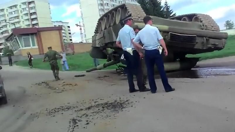 Під Москвою під час транспортування загубили танк: кумедне відео